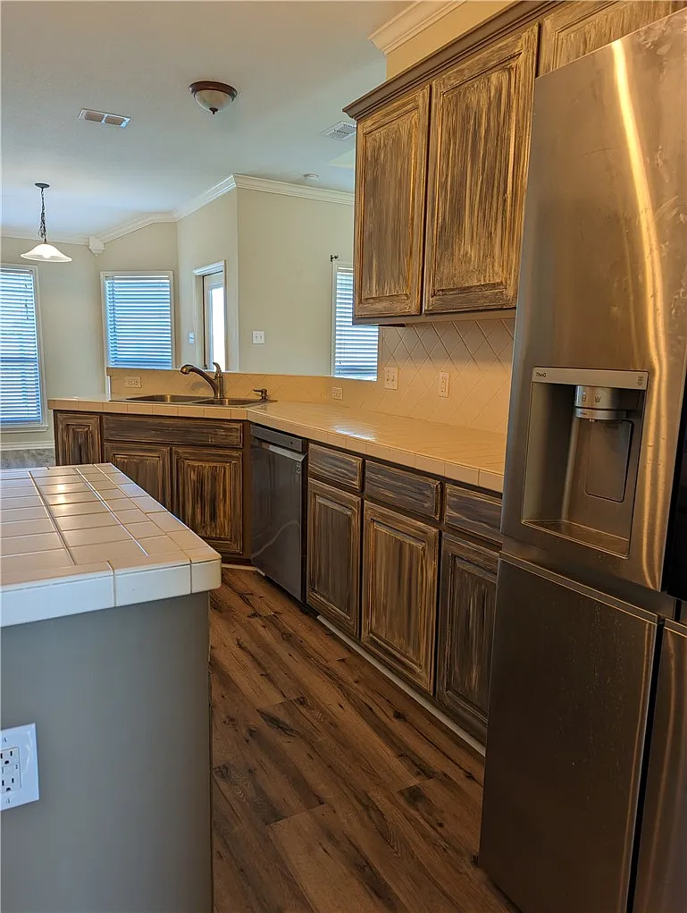 3 bed, 2.0 bath, 1733 sqft, $2,075 — Photo 2