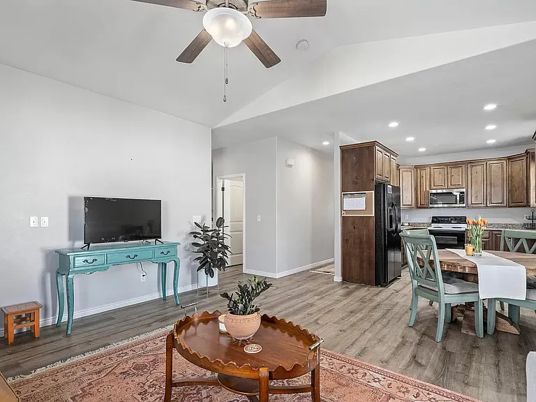 568 S 360 East Cir — Photo 4