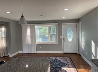 7 Whitney Ln, West Haven, CT 06516