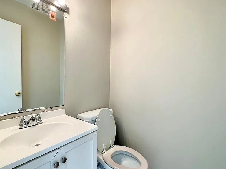 402 Carousel Ct — Photo 16