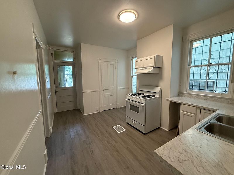 4th image of 517 Hamilton Street