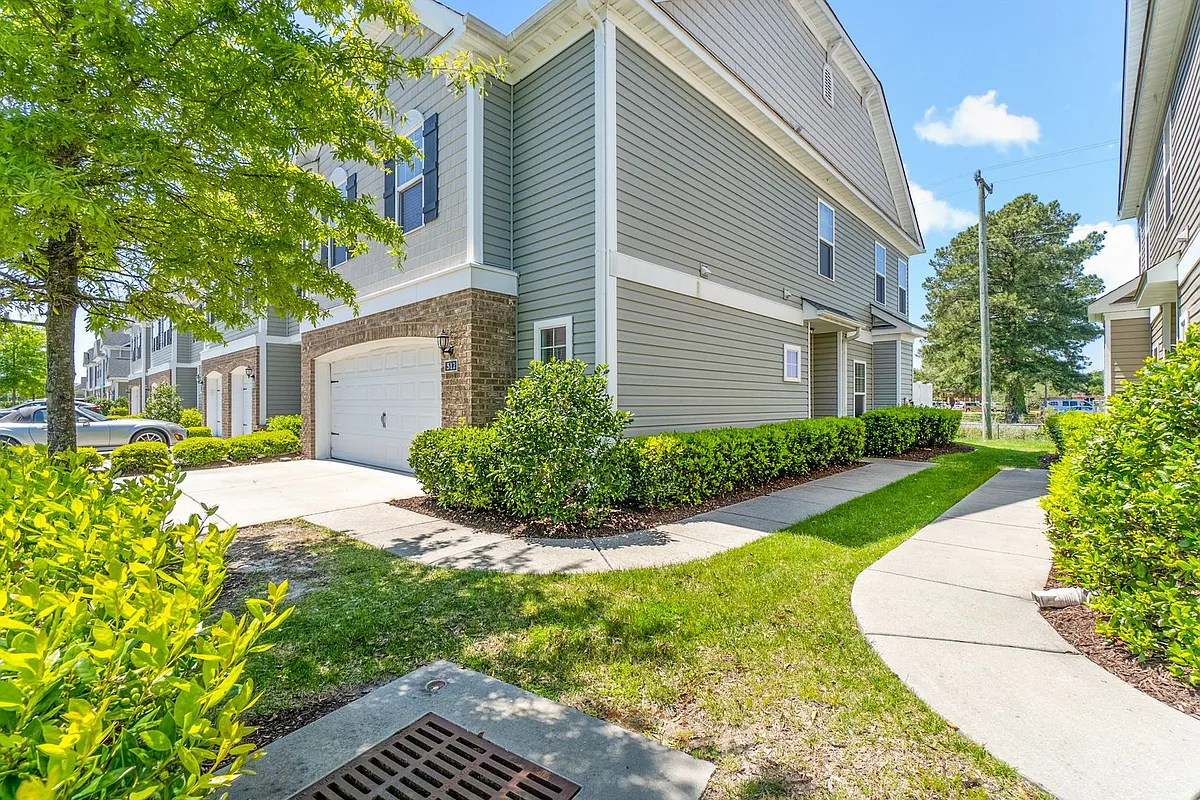 Building Photo - 512 Abelia Way