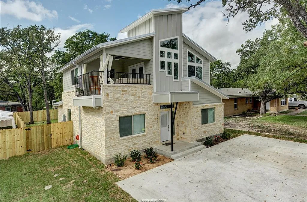 5 bed, 4.5 bath, 2012 sqft, $2,600 — Photo 1