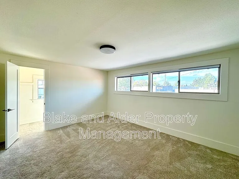 3556 NE Sandy Blvd — Photo 12