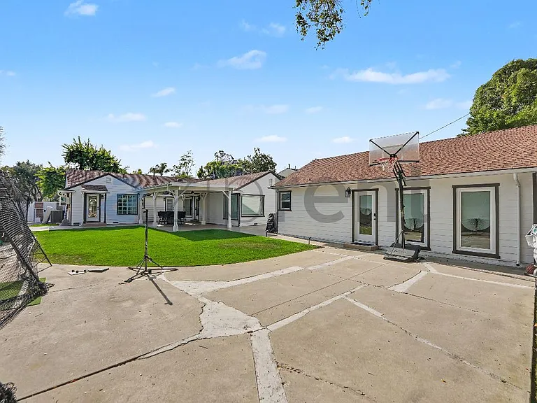 4390 Cerritos Ave — Photo 32