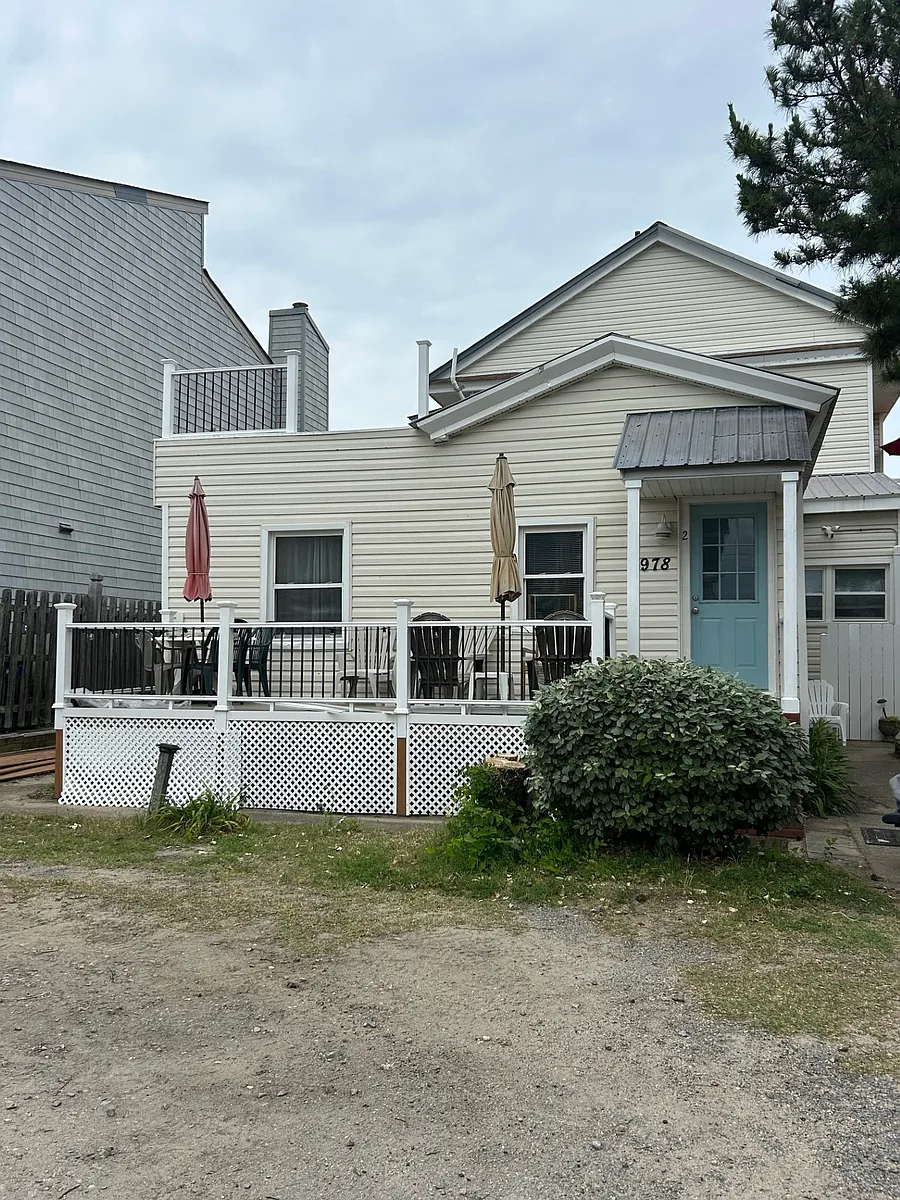 Photo 1 of 19 - 978 W Ocean View Ave #2 - Norfolk, VA Primary Photo - 978 W Ocean View Ave #2
