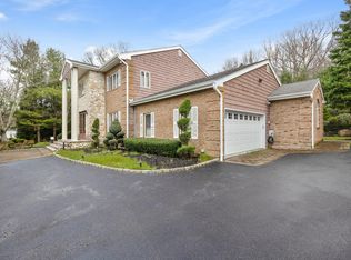 6 Heather Court, Dix Hills, NY 11746