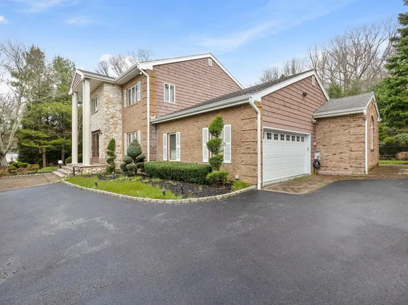 6 Heather Court, Dix Hills, NY 11746