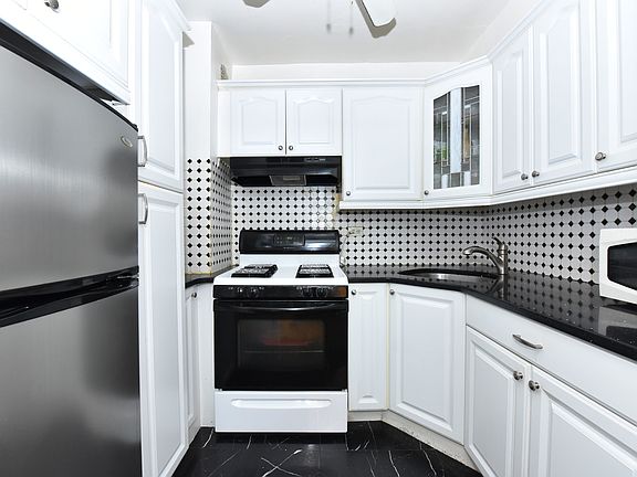 5th image of 84-01 Main St #415