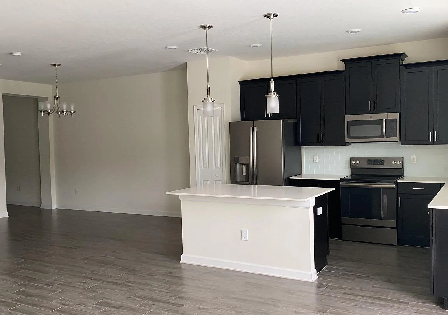 4 bed, 3.5 bath, 1945 sqft, $2,695 — Photo 4