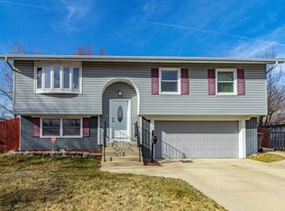 102 Patricia Pkwy, Streamwood, IL 60107