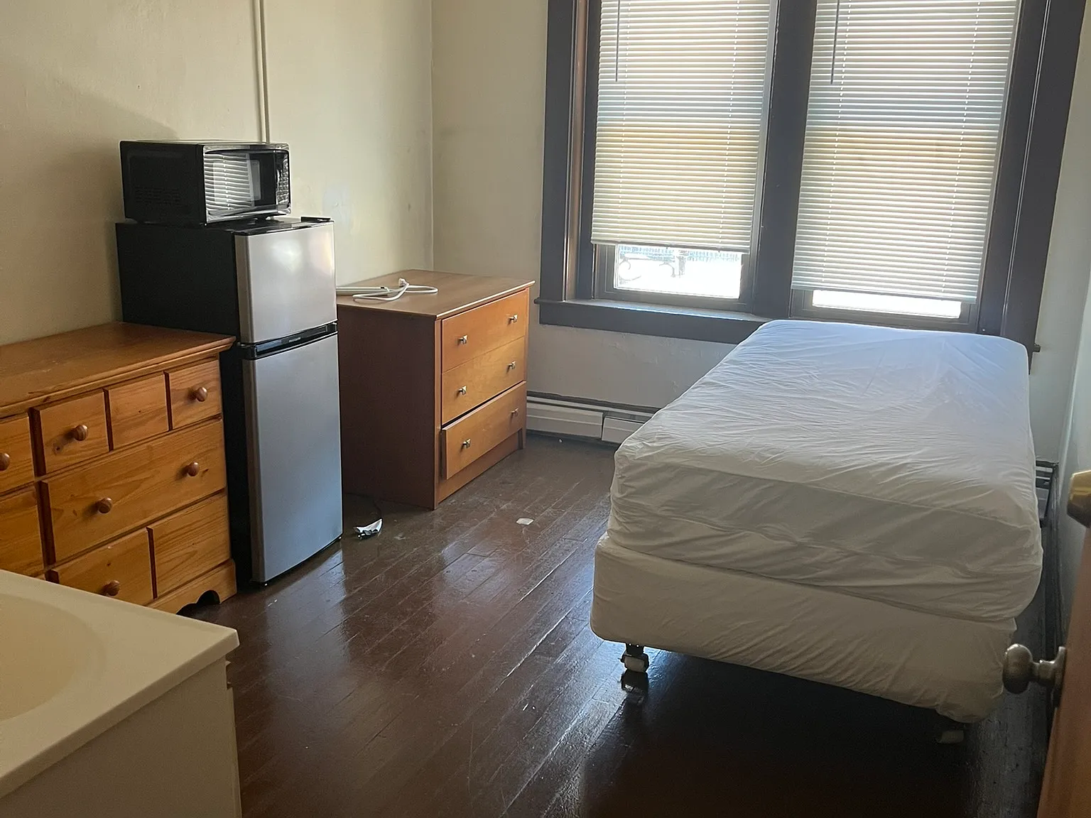 Studio, 125 sqft, $995 — Photo 1