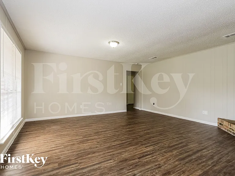 26218 Maplewood Dr — Photo 3