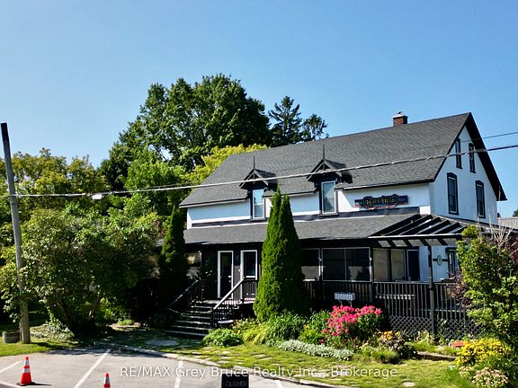 3rd image of 8 Helen St