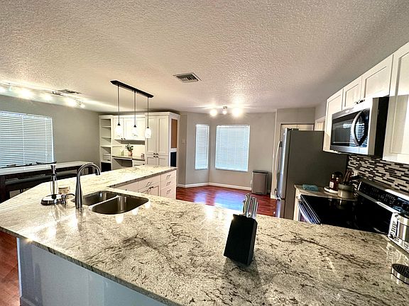 5th image of 1000 Lake Breeze Dr