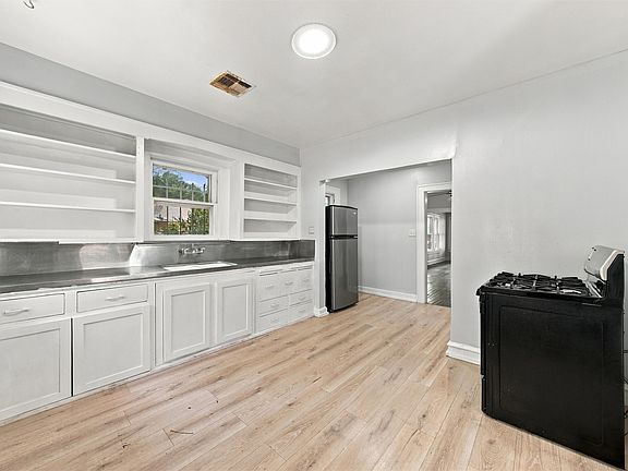 5th image of 2114 Lyle Ave