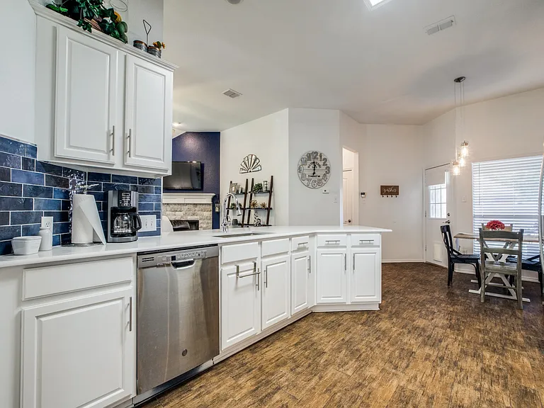 11298 Newberry Dr — Photo 3
