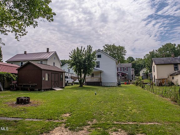 4th image of 186 Boyd St