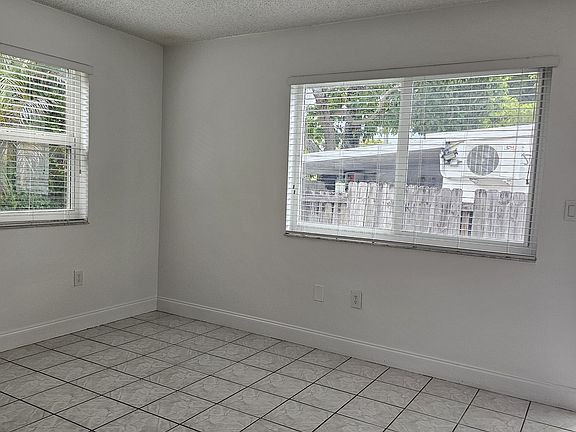 4th image of 2730 SW 28th Ct