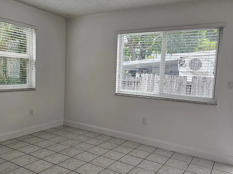 2730 SW 28th Ct — Photo 4
