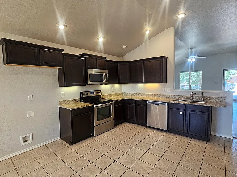 916 Mays Dr — Photo 5