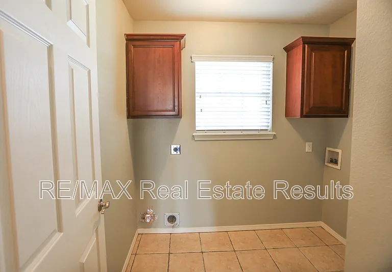 1907 SW Columbus Rd — Photo 12