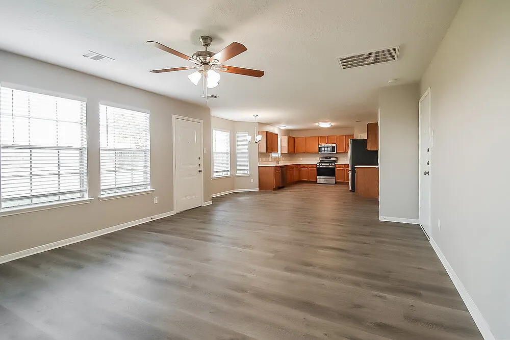 3 bed, 2.5 bath, 2353 sqft, $2,200 — Photo 4