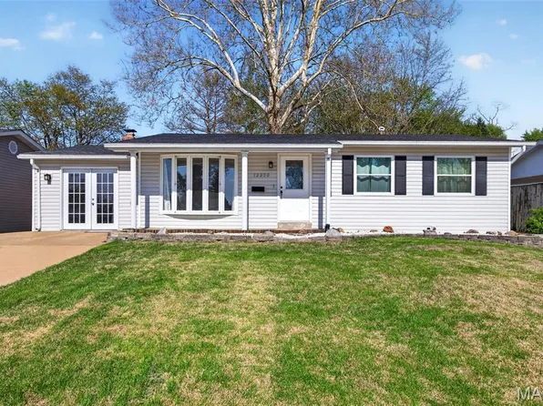 12030 Bennington Pl, Maryland Heights, MO 63043