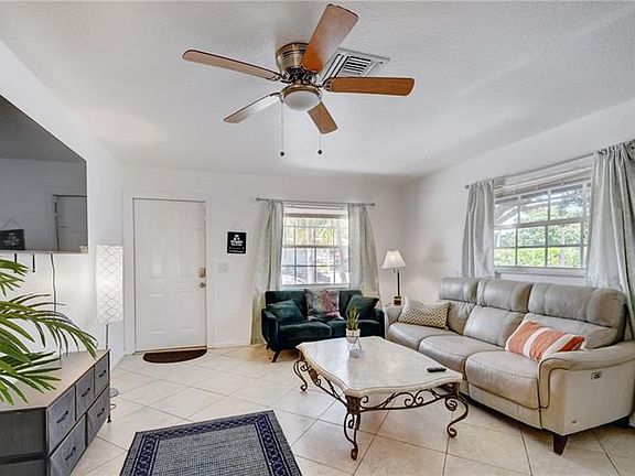 3rd image of 210 SE 4th Ave APT 2
