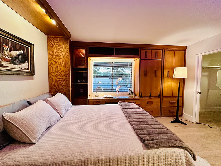 Guest bedroom/ Office with a murphy bed (Queen size), customed desk, shelves and cabinets...