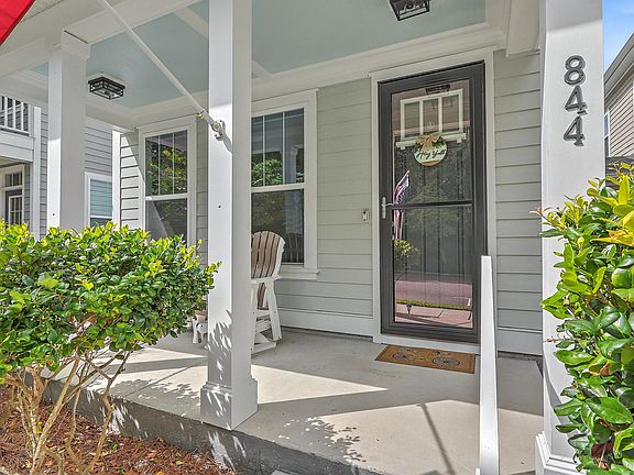 2nd image of 844 Rue Dr