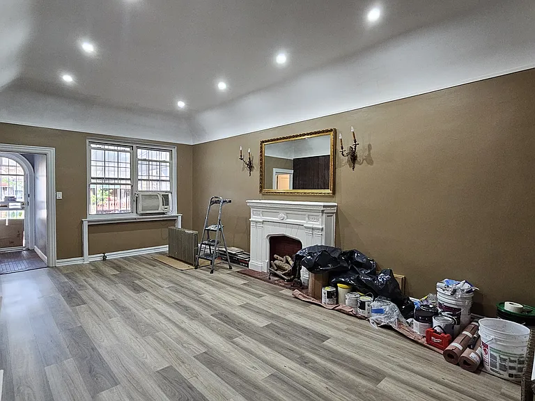 96 E 38th St #TOPFLOOR — Photo 3