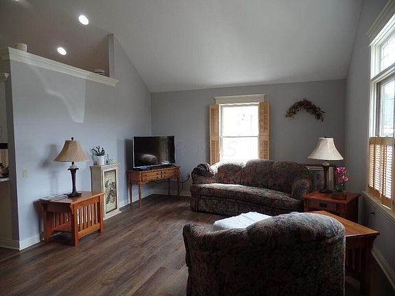 4th image of 458 Cottage Grv E