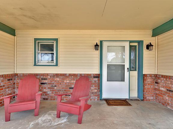 4th image of 213 E Waller St