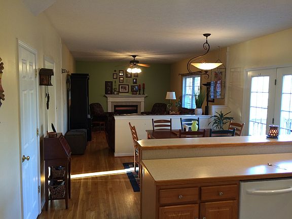 3rd image of 204 Kings Grant Dr