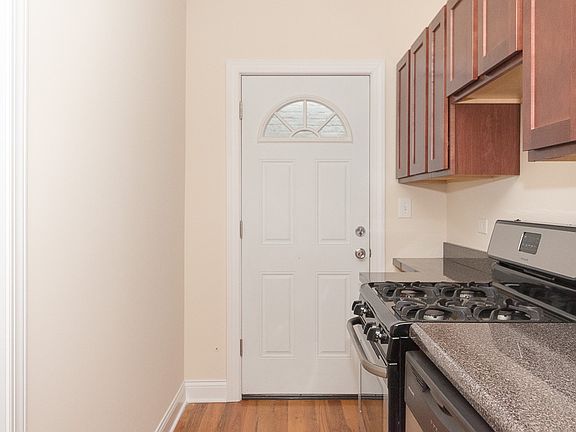 3rd image of 949 W Cornelia Ave APT 3A