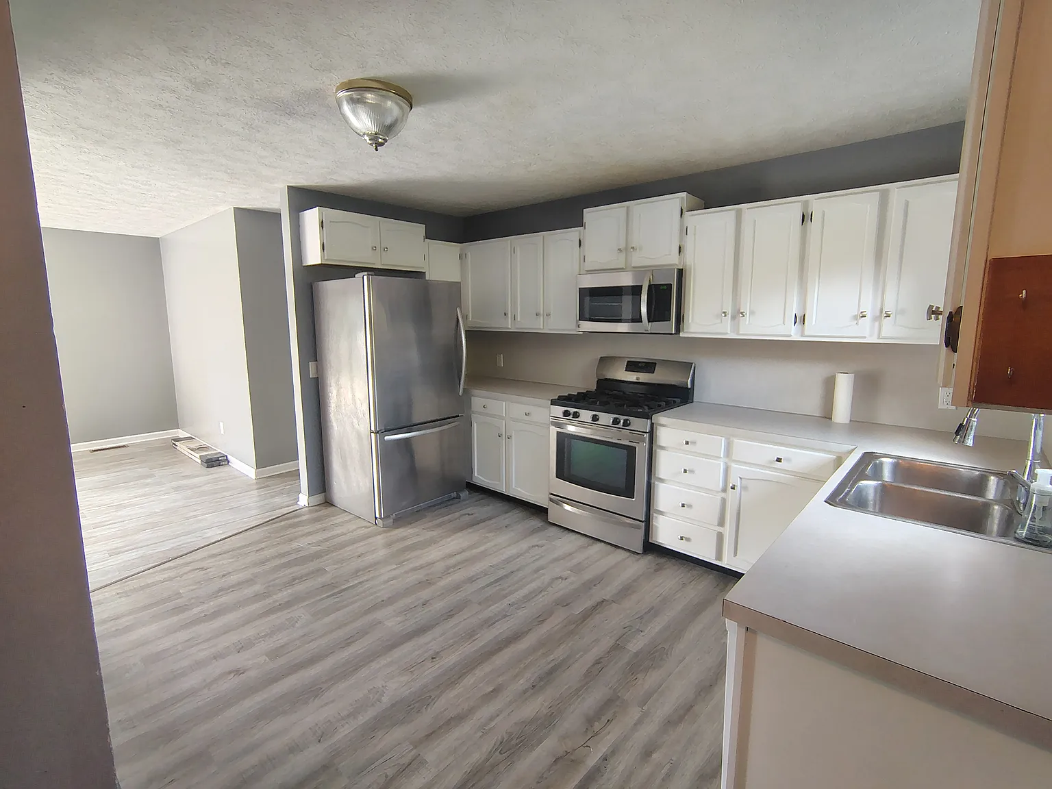 3 bed, 1800 sqft, $1,900 — Photo 2
