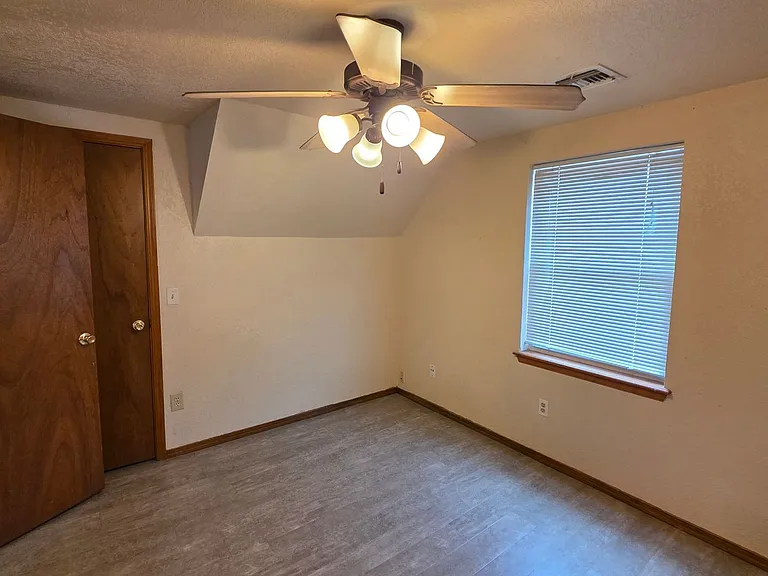 621 Stoneridge Dr — Photo 4