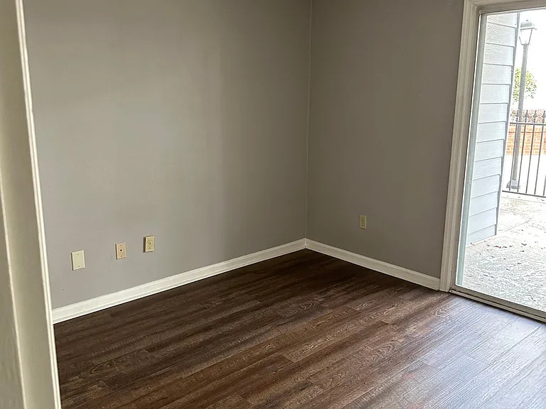 202 Granville Ct — Photo 4