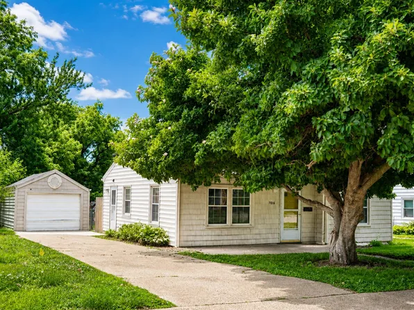 7016 Palm Dr, Urbandale, IA 50322