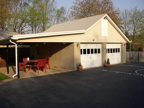 2 car Garage w/ walk up 2nd floor