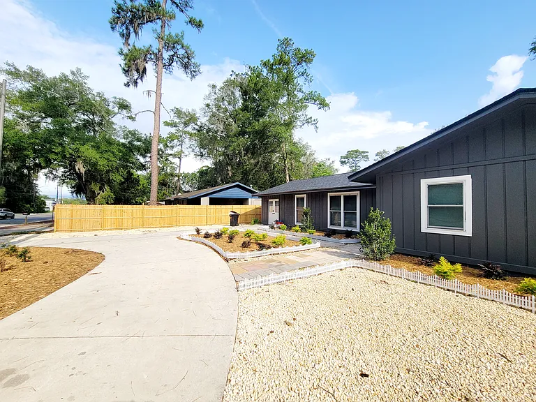 3116 W University Ave — Photo 2