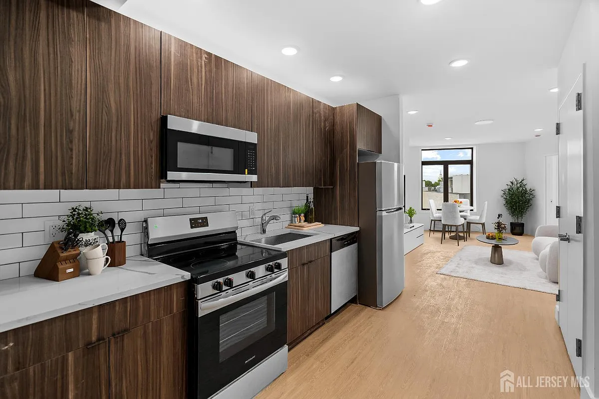 Building Photo - 50 Easton Ave #204