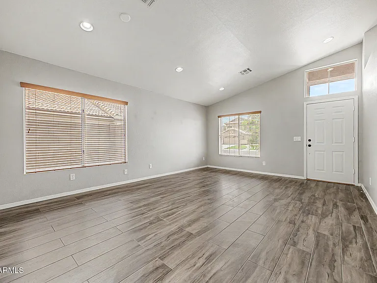 308 W Liberty Ln — Photo 6