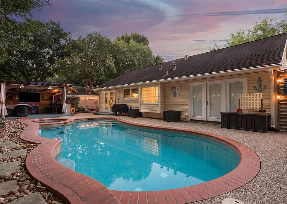 The whole property completely transforms in the evening with a glow!