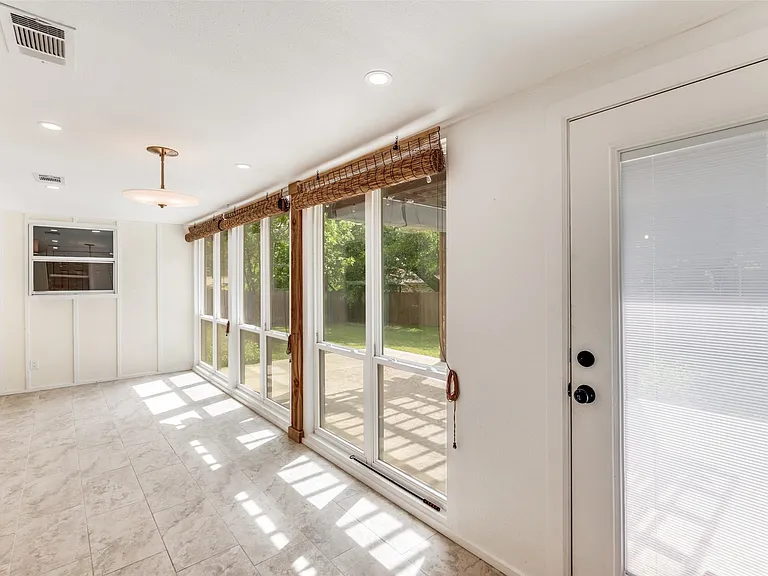 1318 E Windsor Dr — Photo 15
