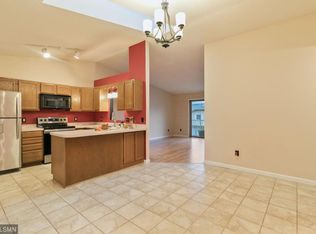 1002 Pondview Ct, Vadnais Heights, MN 55127