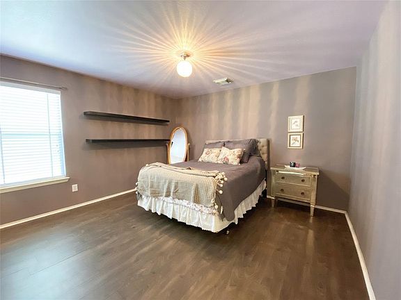 5th image of 11927 Chanteloup Dr