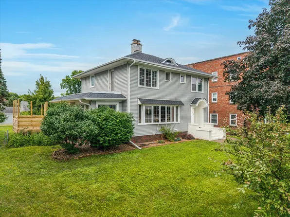 732 River Dr, Bettendorf, IA 52722