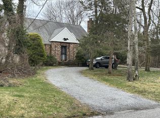 37 School St, Westhampton, NY 11978